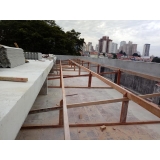 construção de telhados de madeira
